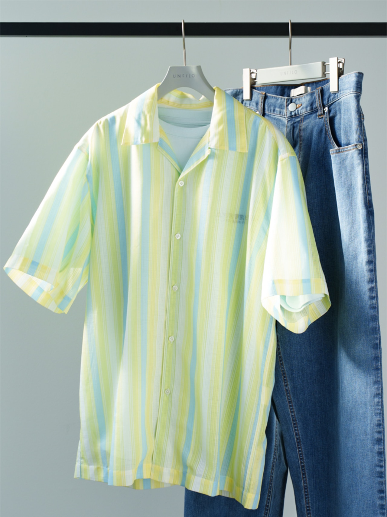 ストライプのオープンカラーシャツの着こなし