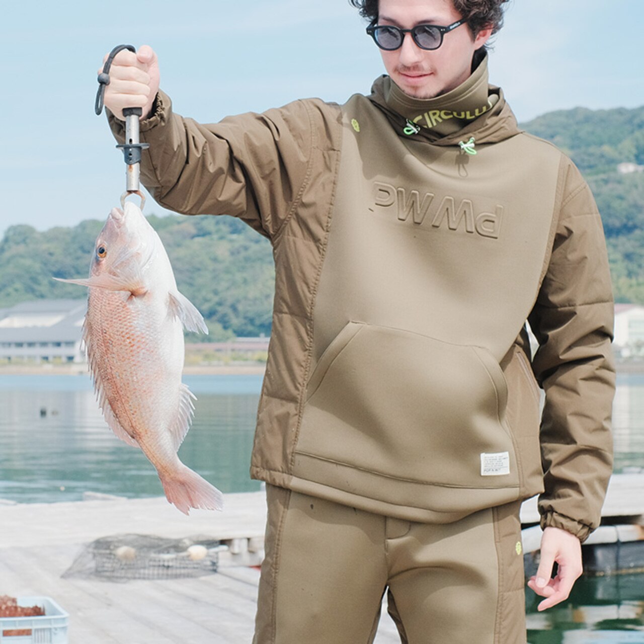 PWCIRCULUS,ピーダブ,PW,ゴルフウエア,POP&WIT&TRIPの第2弾,仮屋湾遊漁センター,魚を釣り上げた画像