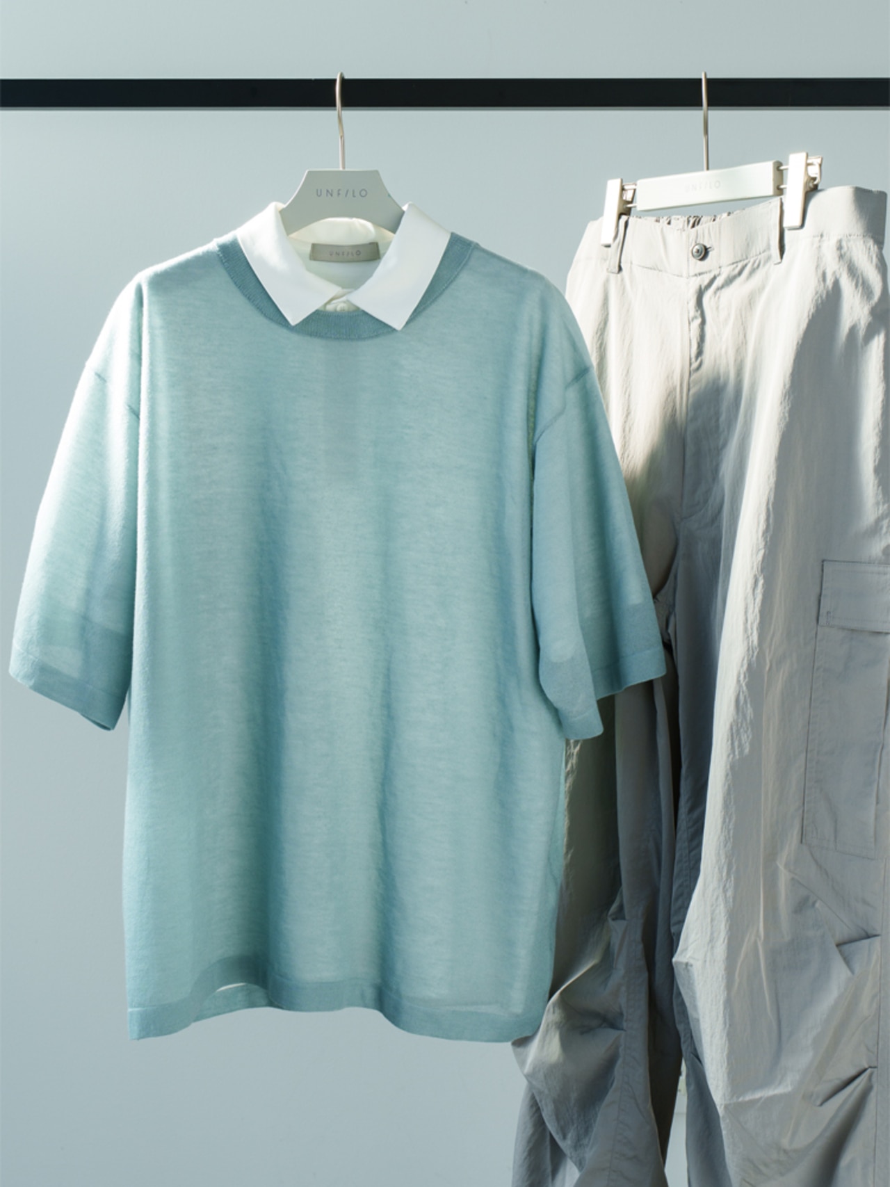 ブルーのシアー素材のカットソーのコーデ