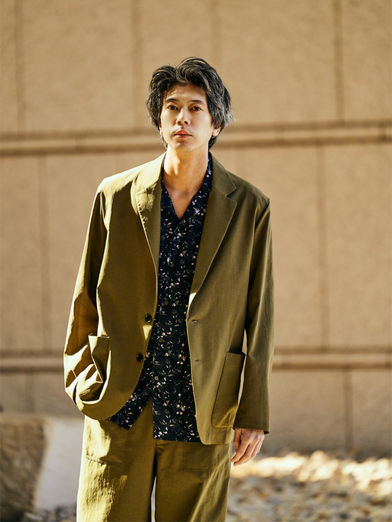 アンフィーロメンズのカーキのセットアップのコーデ