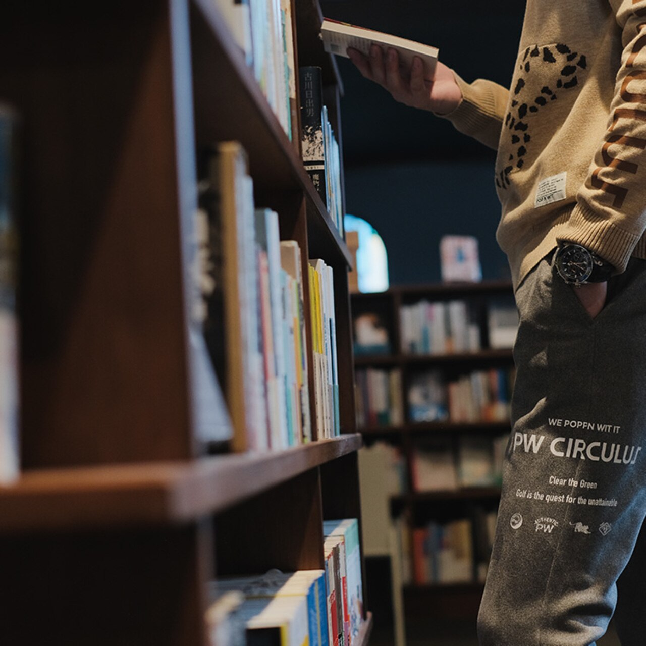 PWCIRCULUS,ピーダブ,PW,ゴルフウエア,POP&WIT&TRIP,佐賀の旅,和多屋別荘BOOK&TEA三服,本を手に取るシーン