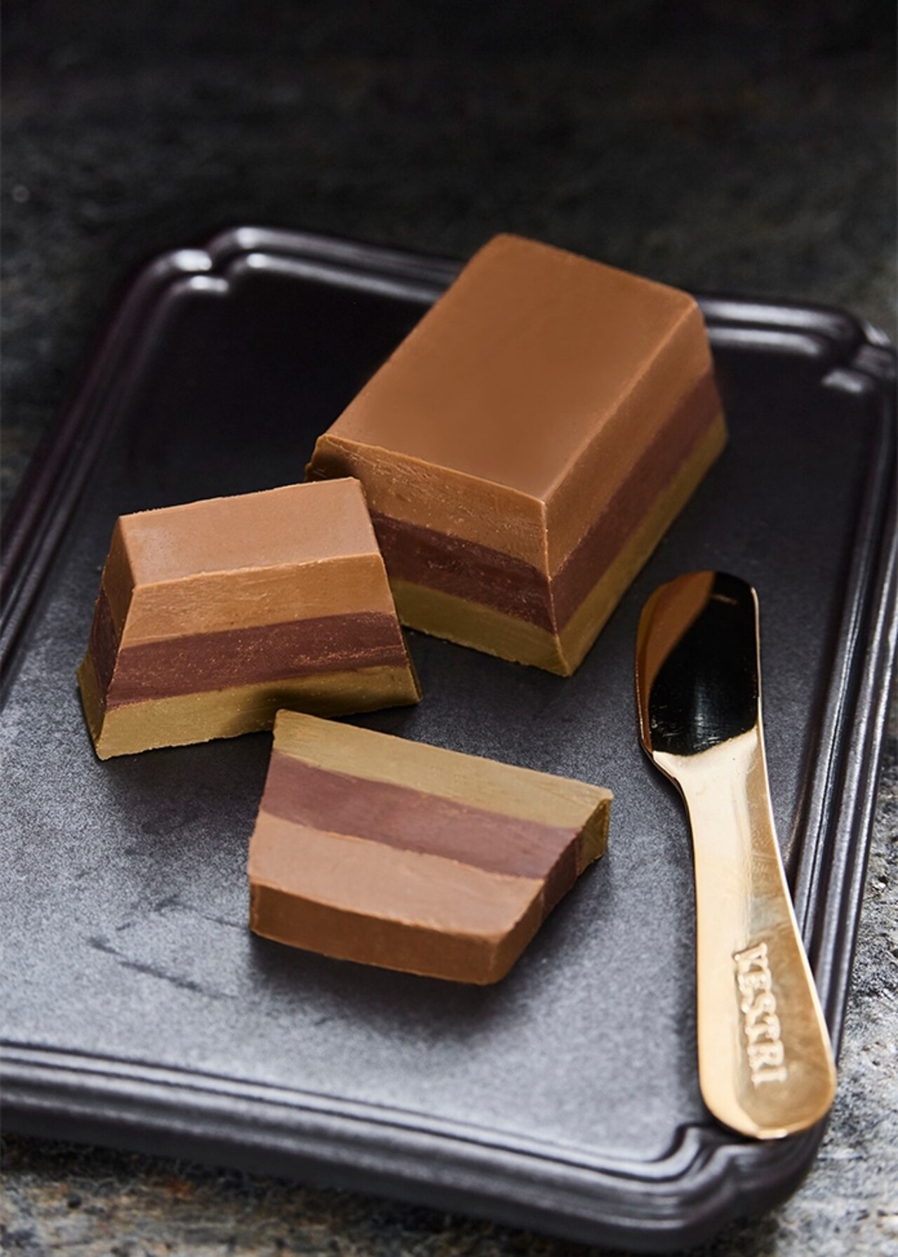 トレンドのピスタチオを使用したチョコレート