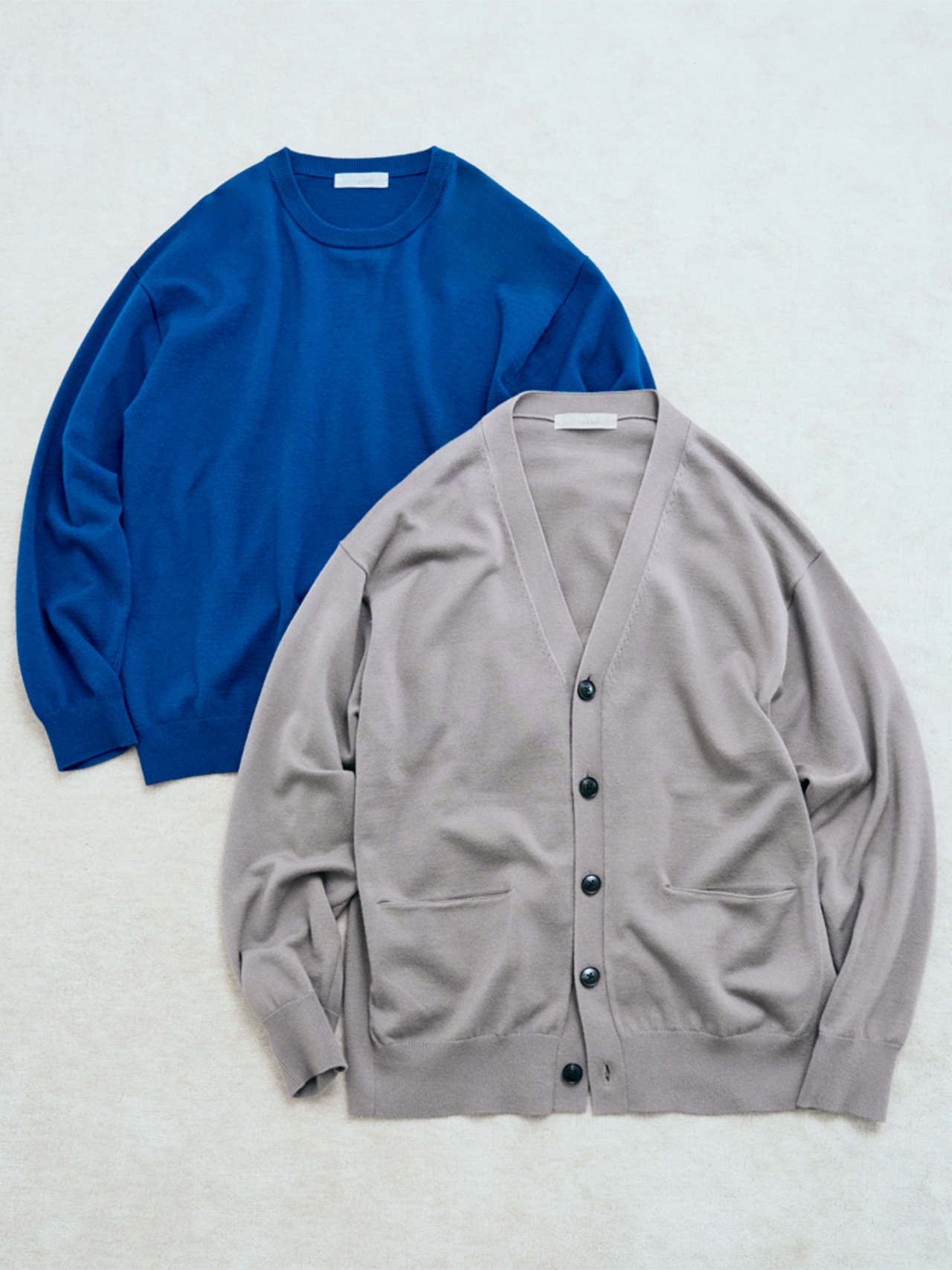 スムースシルキーニットのクルーとカーディガン