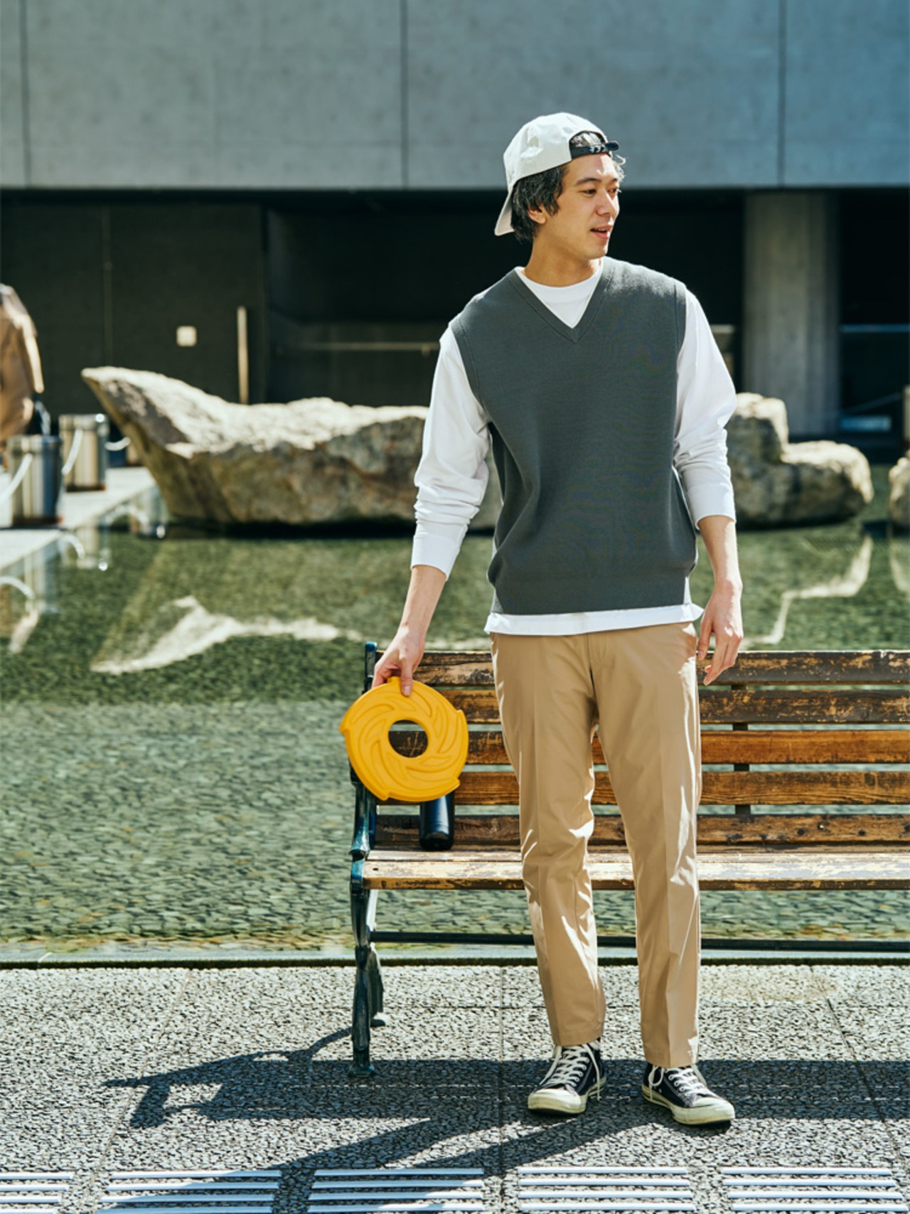 ベージュの機能美パンツの着こなし