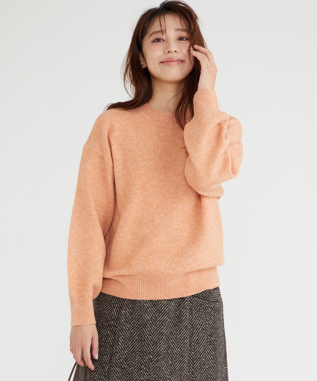 オレンジのクルーネックニット プルオーバー