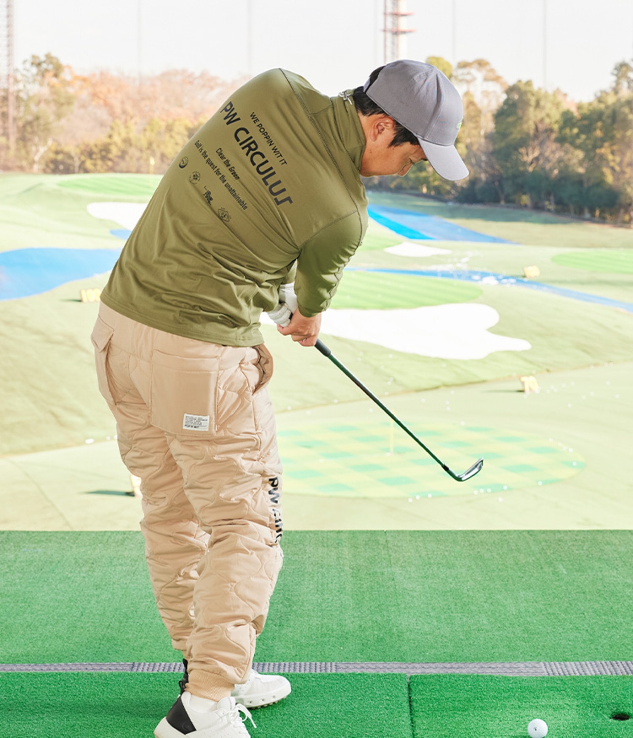 ゴルフ,ゴルフレッスン,菅原大地,ストレッチで足を広げている図2