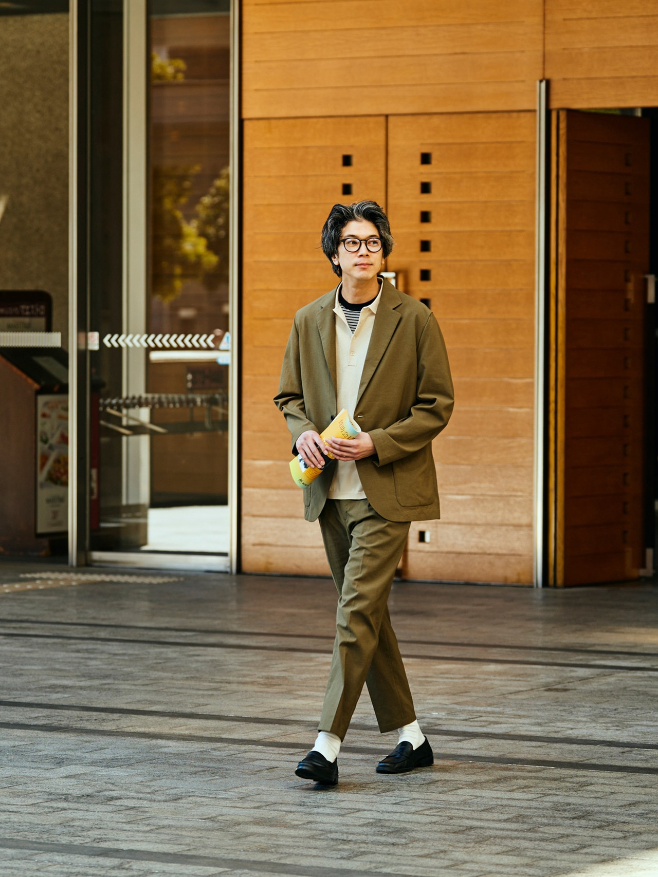 アンフィーロメンズのカーキのカジュアルセットアップ