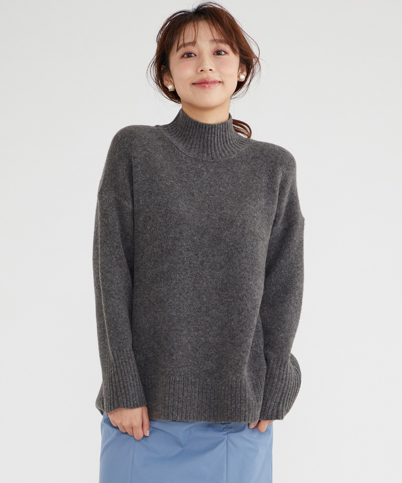 グレーのハイネックニット プルオーバー