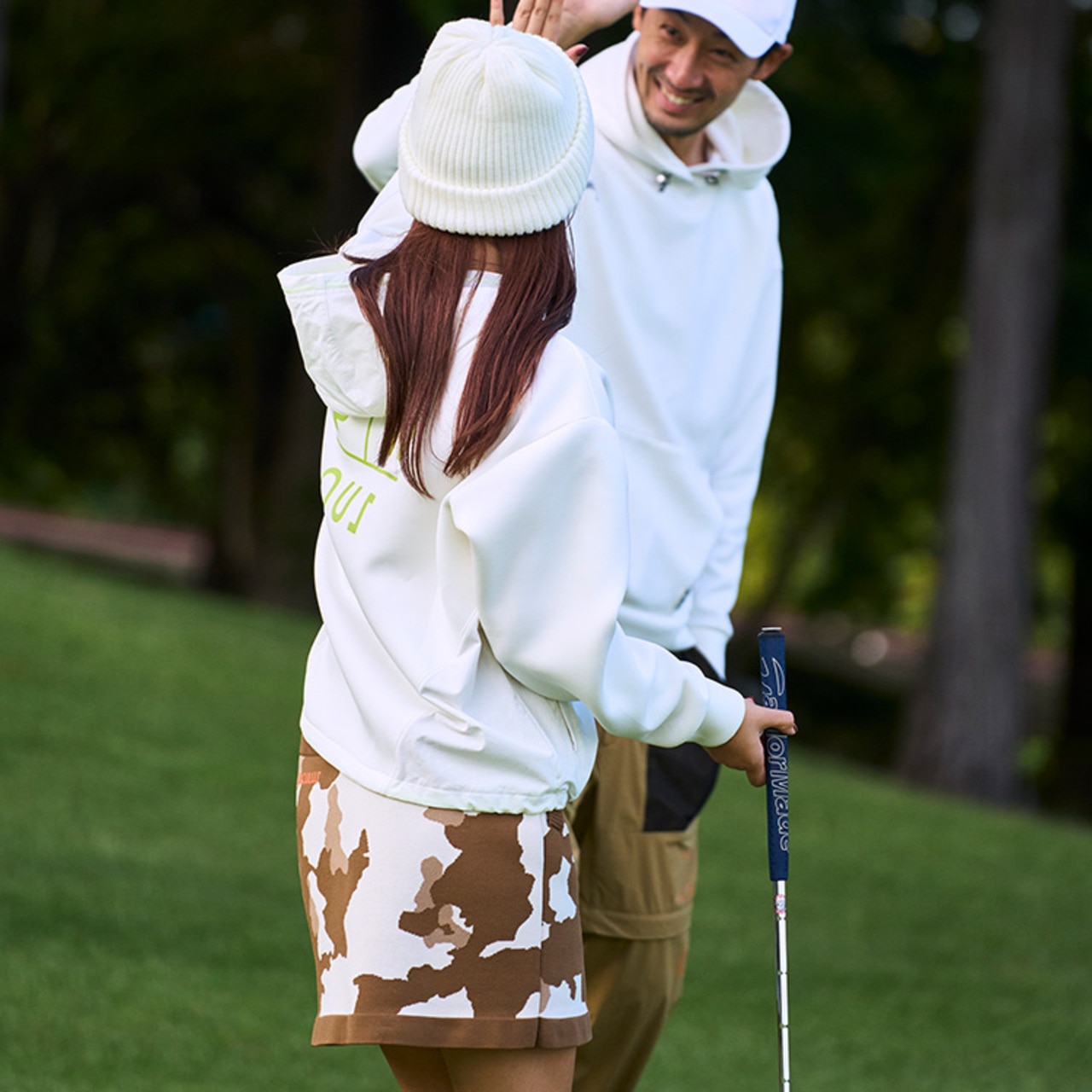 PWCIRCULUS,ゴルフウエア,気温別コーディネートの画像, 今の着こなし20℃~15℃コーデ3,レディースコーディネート,ハイタッチをする画像