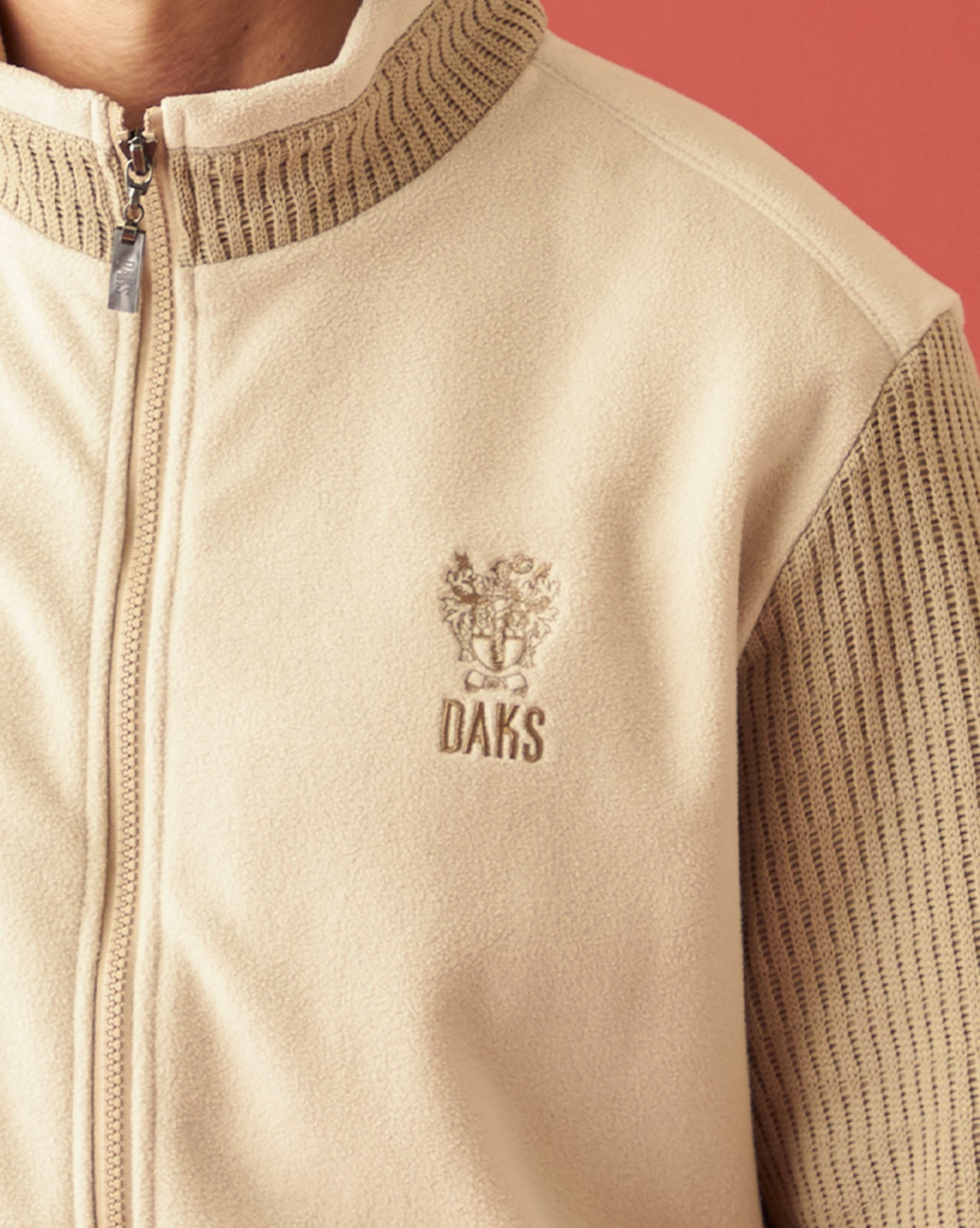 DAKS,DAKSGOLF,ゴルフアウター,おススメ,MENS,ジャケット,ブルゾン,フリースジャケット,フリース,ニット,防寒,冬ゴルフ,ベージュ,刺繍,アップ
