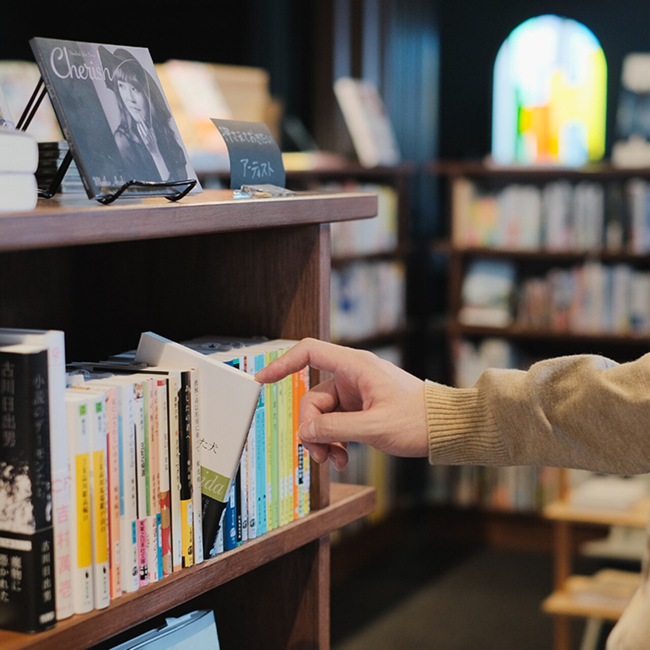 PWCIRCULUS,ピーダブ,PW,ゴルフウエア,POP&WIT&TRIP,佐賀の旅,和多屋別荘BOOK&TEA三服,本を手に取るシーン