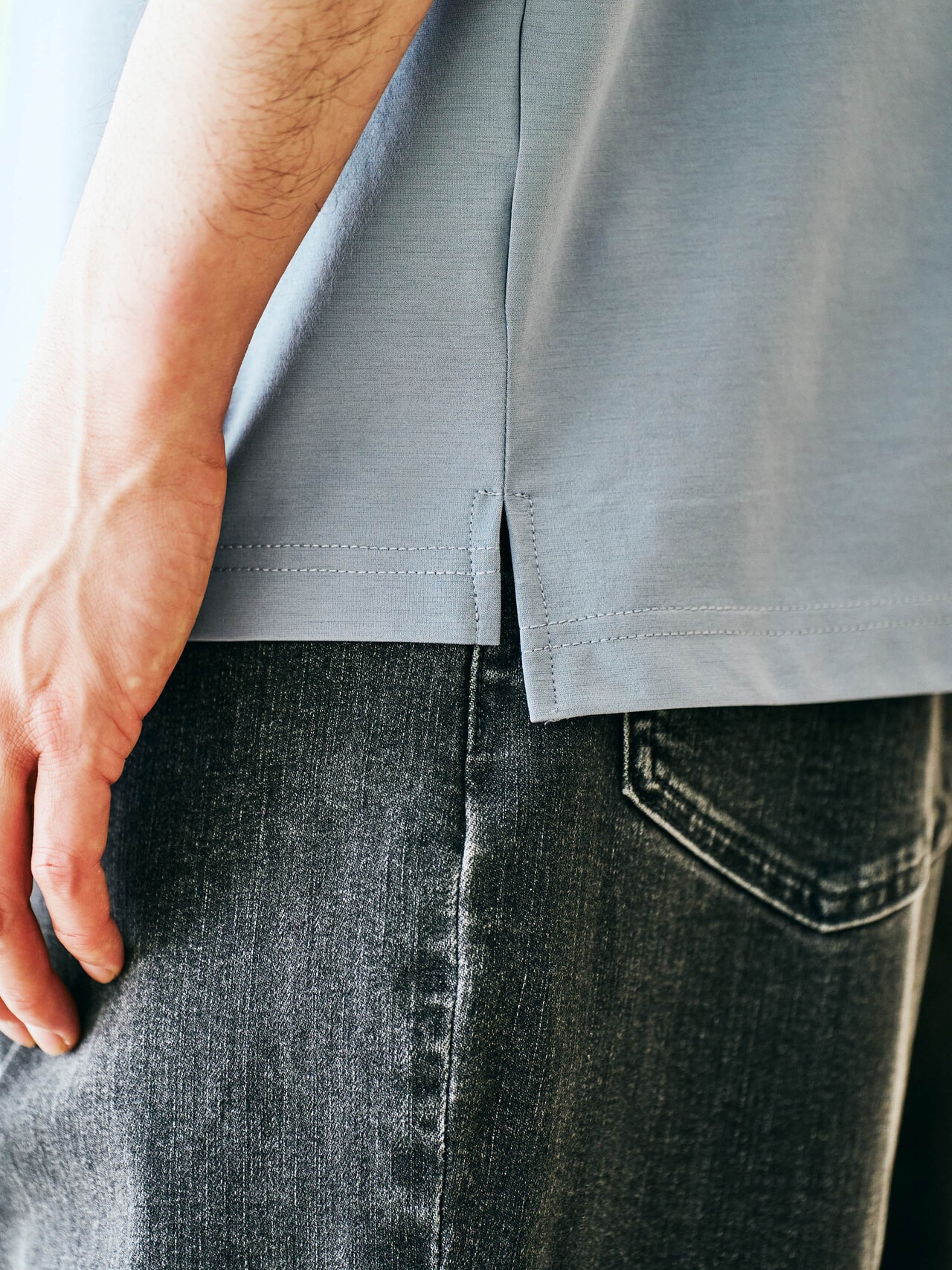 スマートストレッチTEEのワイドシルエットのスリット