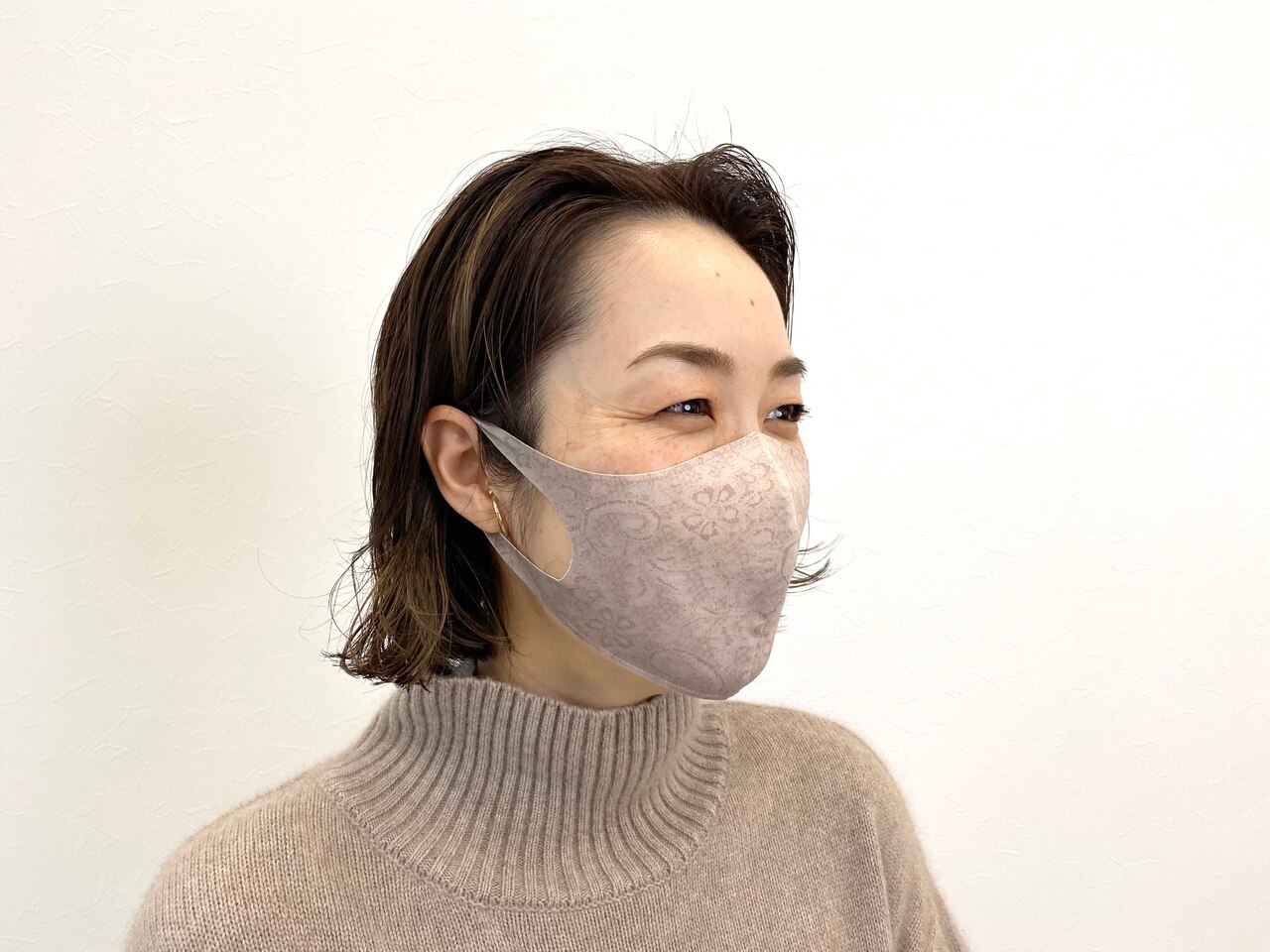 マスクとコーディネートの最新情報（小顔見えレースマスク）