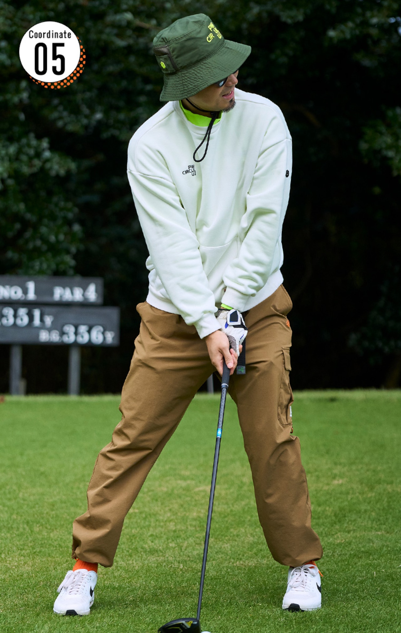 PWCIRCULUS,ゴルフウエア,気温別コーディネートの画像,そろそろ準備15℃~10℃コーデ5,メンズコーディネート,オリジナルプリントのスエットを着用