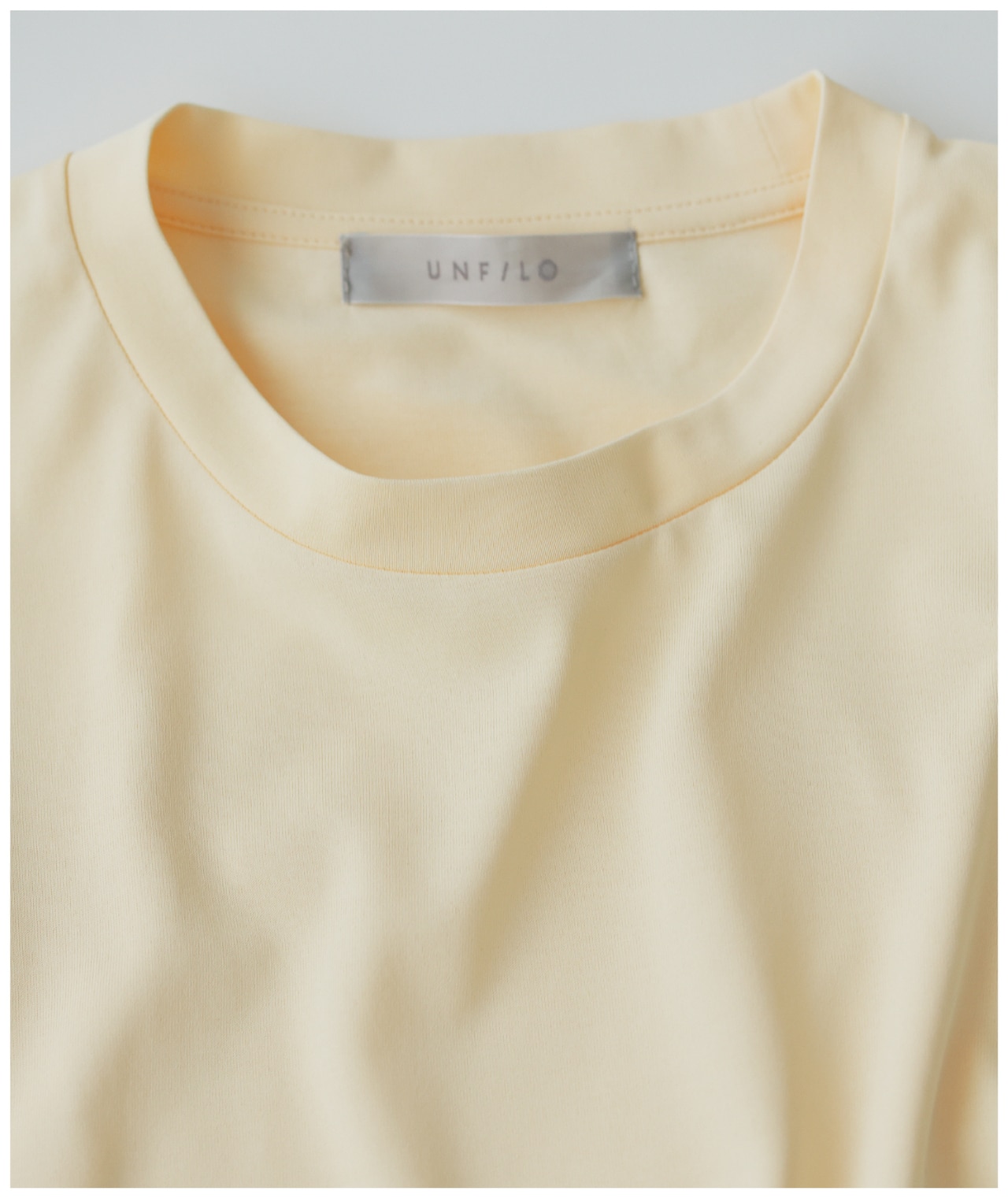 ライトイエローTシャツ襟元