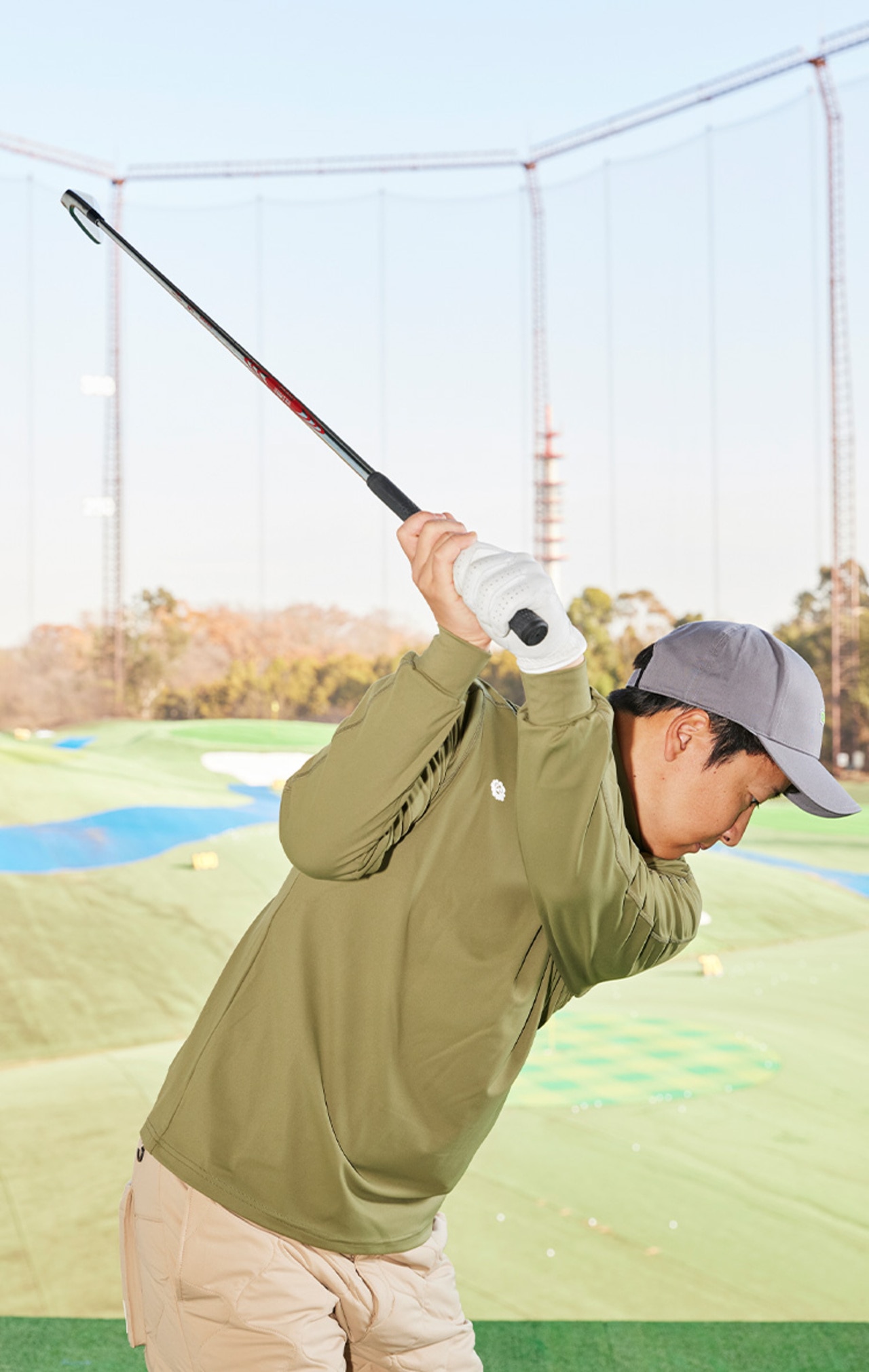 ゴルフ,ゴルフレッスン,菅原大地,ストレッチで足を広げている図
