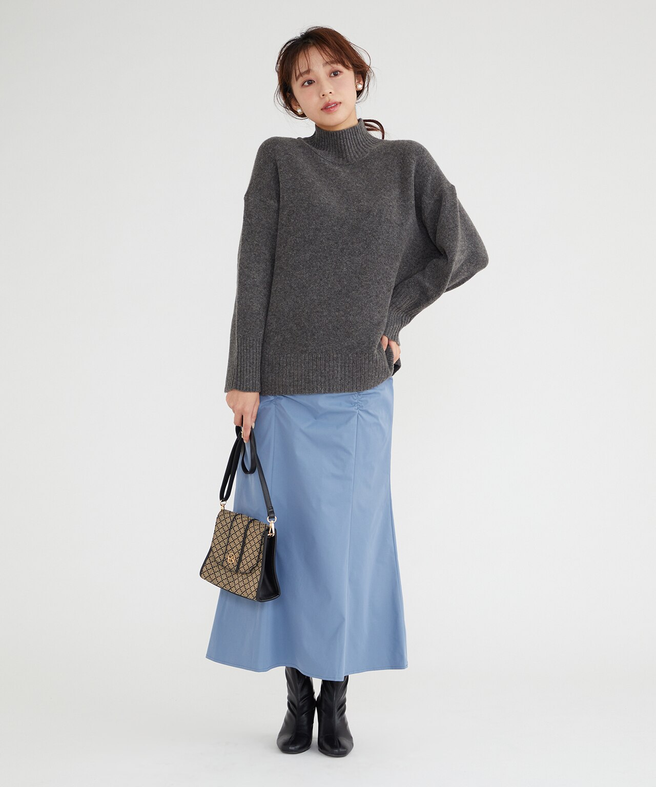 グレーのハイネックニット プルオーバー