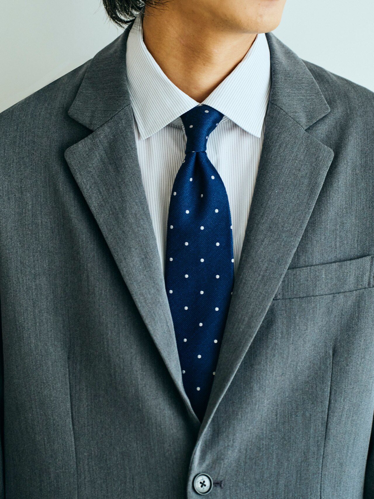グレーのスーツとネクタイのコーデ