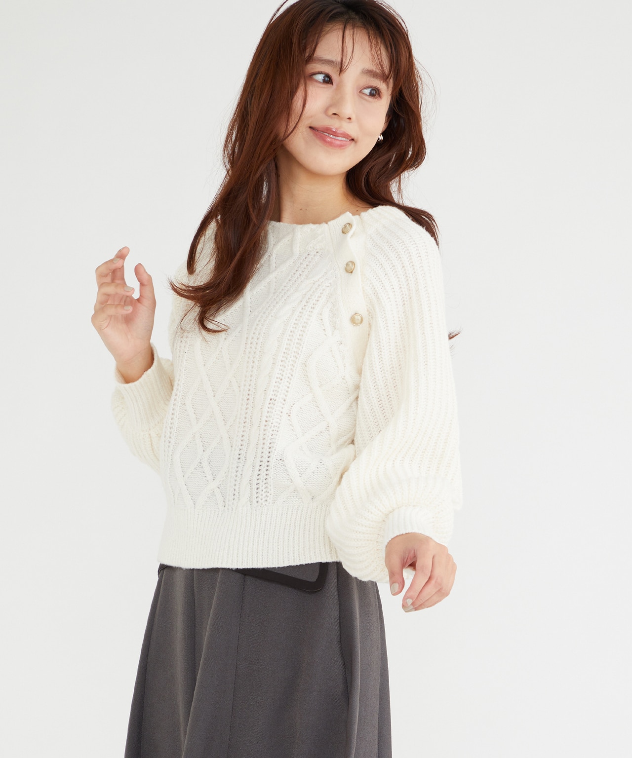 白い金釦ケーブル ニット