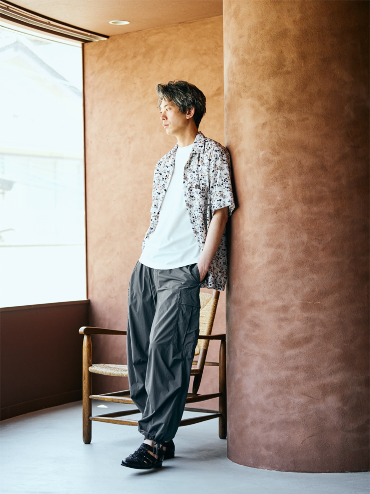 グレーのLight Move カーゴパンツと柄シャツの夏コーデ