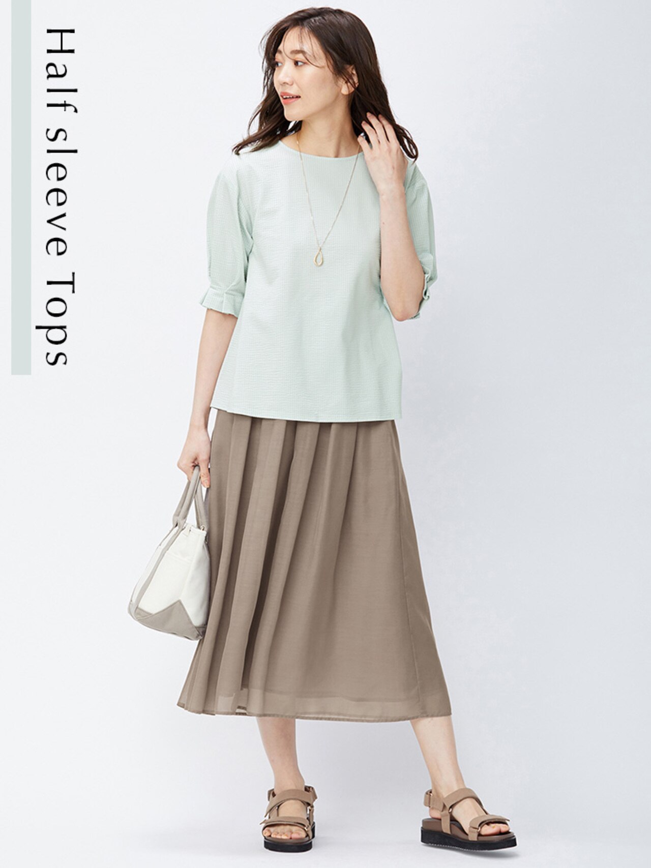 グリーンのサッカー素材トップス