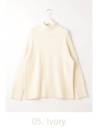 アイボリーのハイネックニット プルオーバー