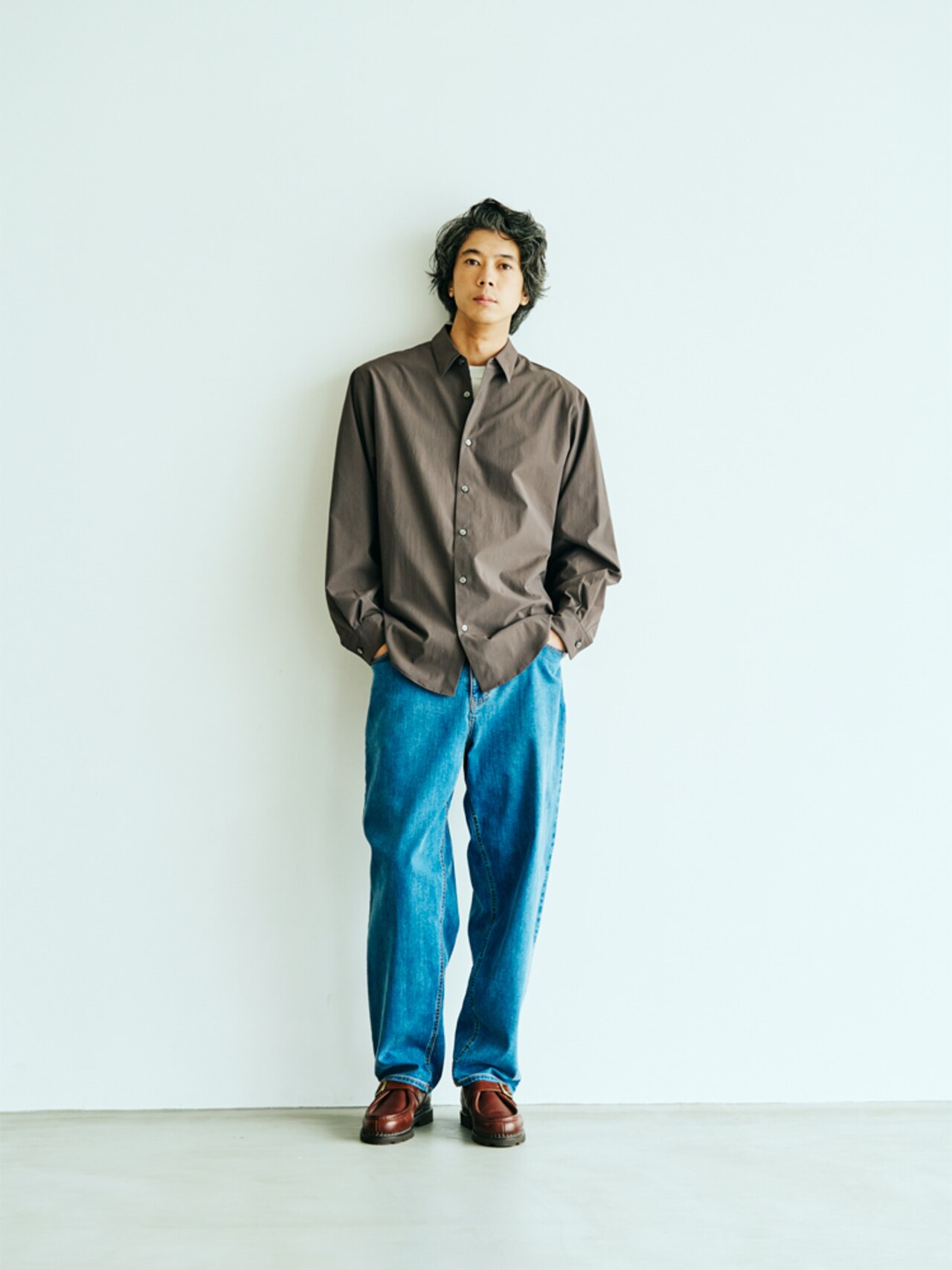 ブラウンのシャツの着こなし