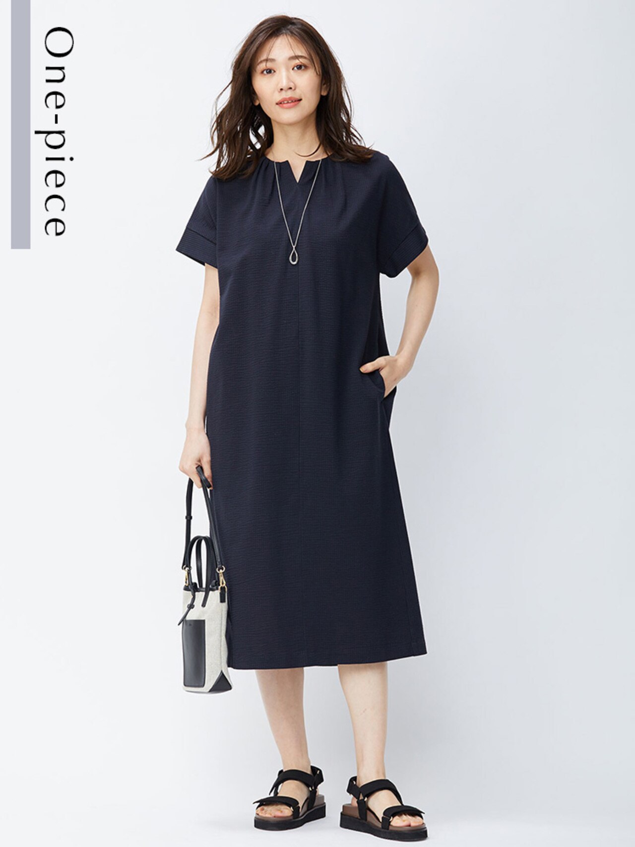 ネイビーのサッカー素材ワンピース