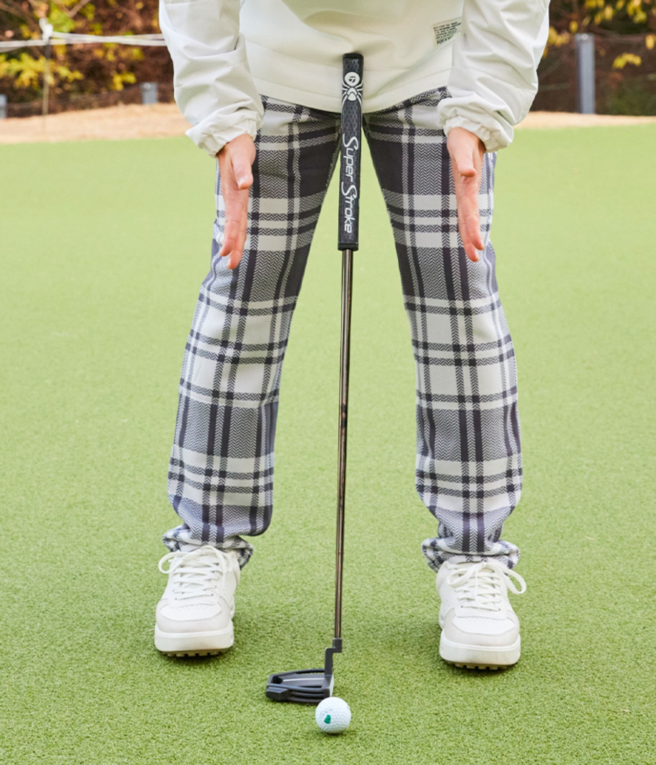 ゴルフ,ゴルフレッスン,菅原大地,パターをしている図2