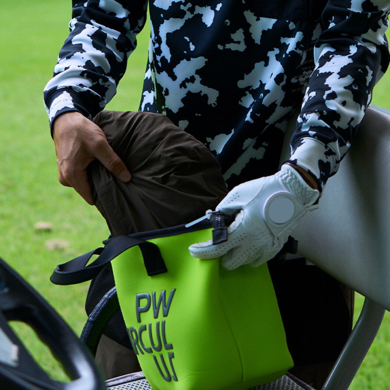 PWCIRCULUS,ゴルフウエア,気温別コーディネートの画像, 今の着こなし20℃~15℃コーデ1,メンズコーディネート,脱いだブルゾンをバッグに入れている画像