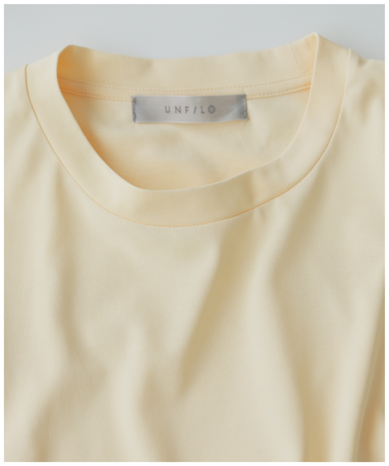 ライトイエローTシャツ襟元