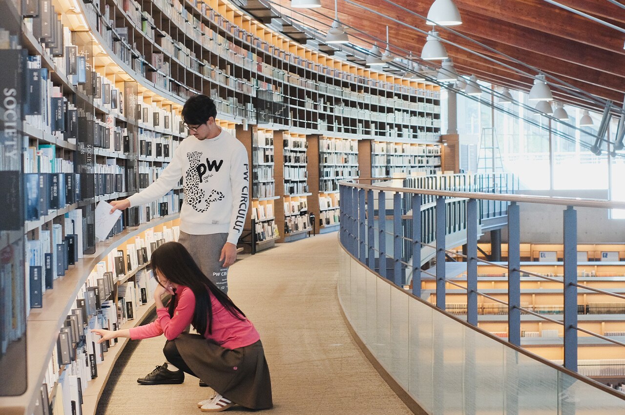 PWCIRCULUS,ピーダブ,PW,ゴルフウエア,POP&WIT&TRIP,佐賀の旅,武雄市図書館の2階で本を探している画像