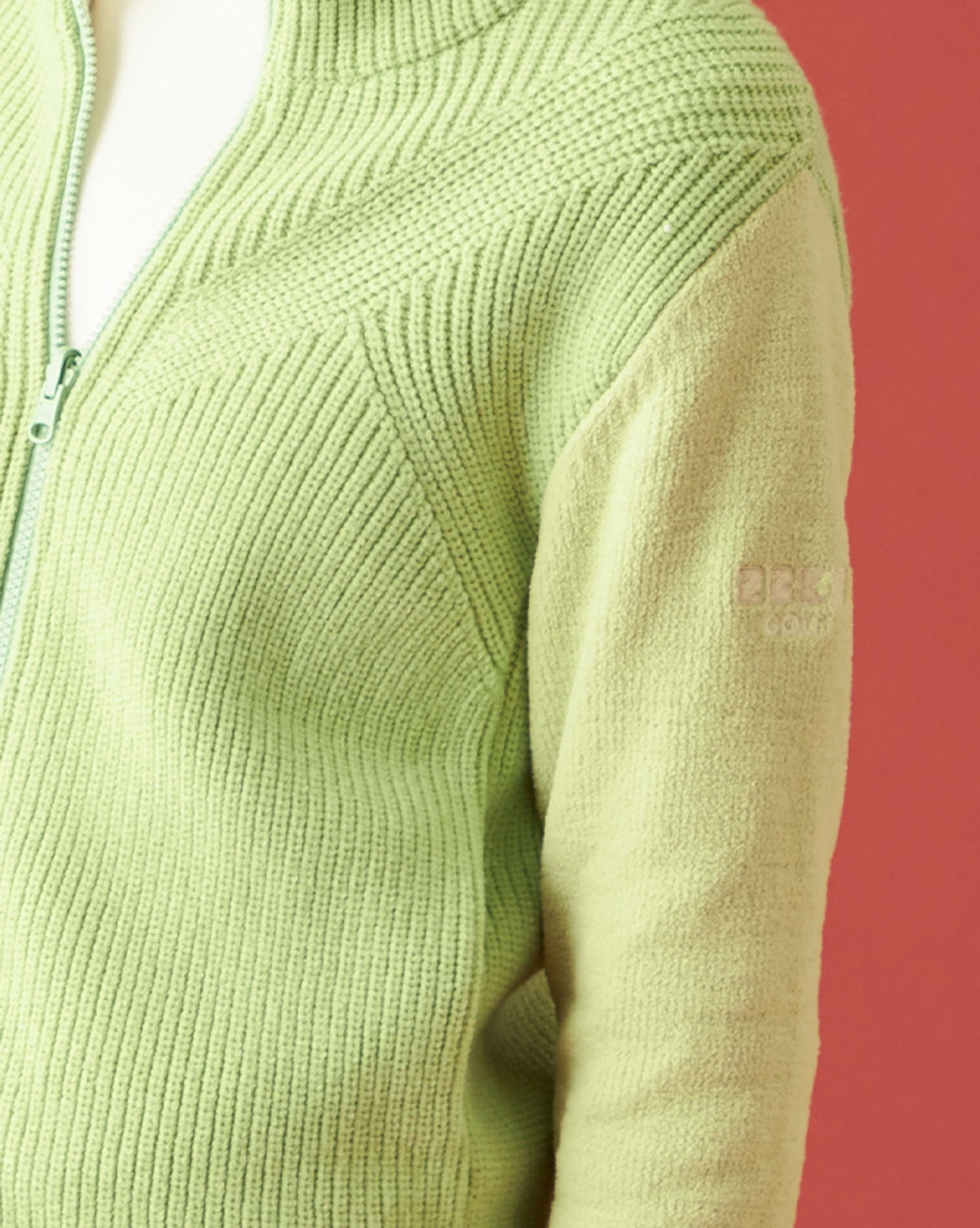 23区GOLF,ゴルフアウター,おススメ,WOMENS,LADIES,リバーシブル,ニット,ジャケット,ブルゾン,防寒,冬ゴルフ,ニット切り替え,クローズアップ