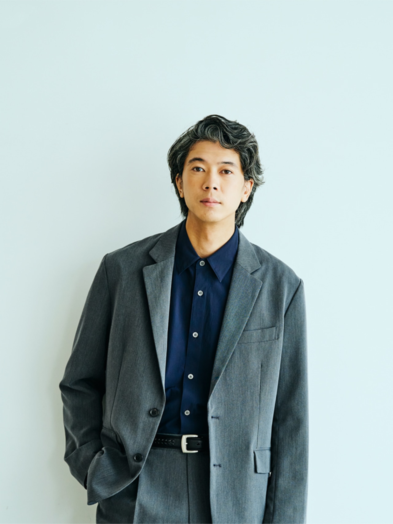 ネイビーのシャツとグレーのジャケットの着こなし