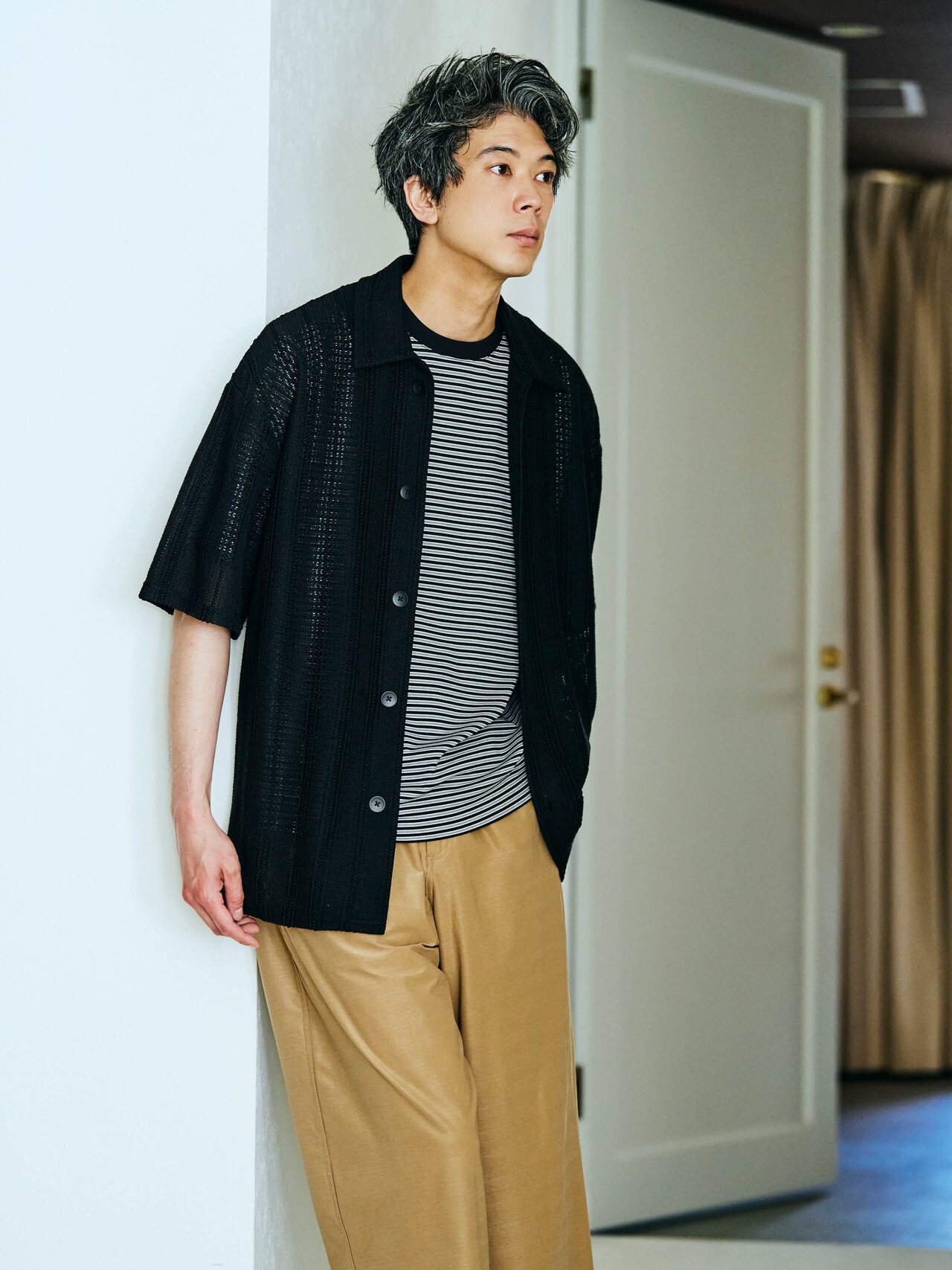 Tシャツと半袖シャツの大人のメンズの着こなし